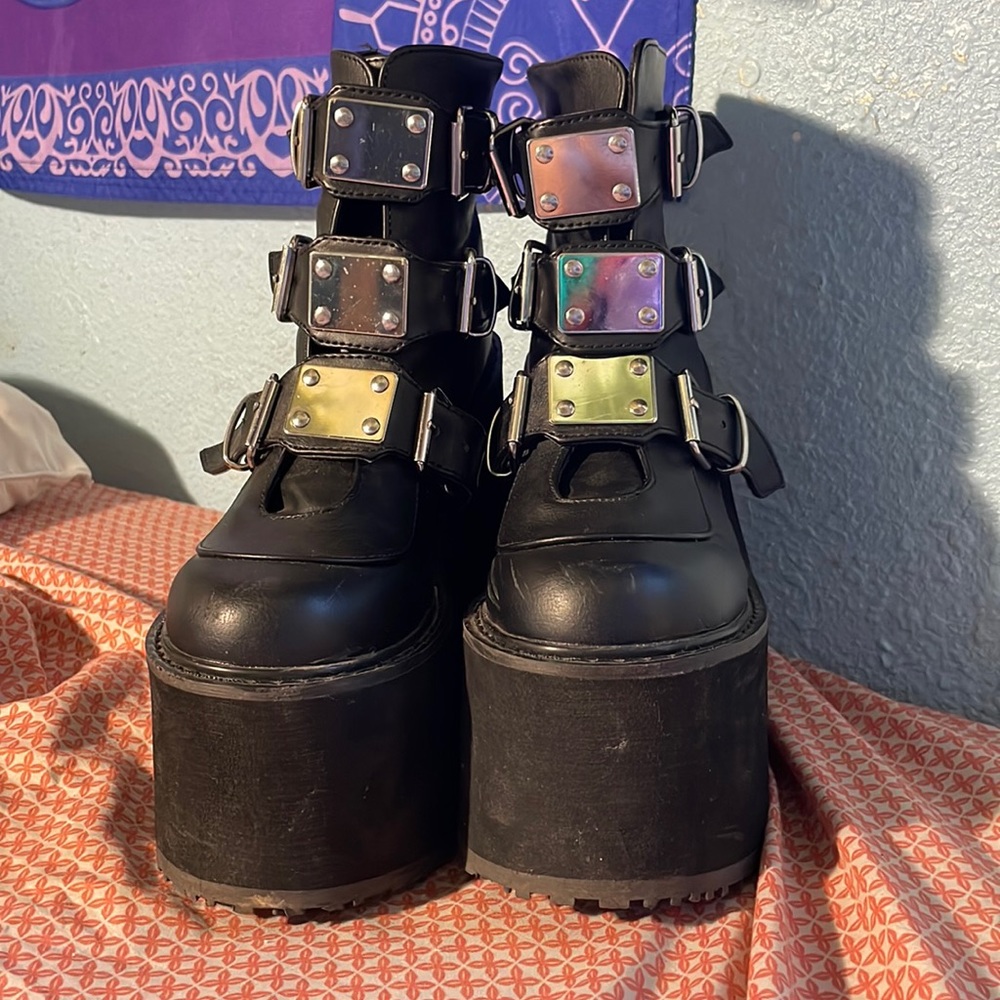 SWING-105 Demonias women’s size 7
